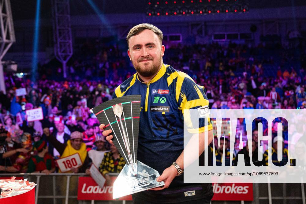 23rd November 2025, Butlins Minehead Resort, Minehead, Somerset, England; 2025 PDC Ladbrokes Players Championship Finals; Luke Littler celebrates winning the Ladbrokes Players Championship against Nathan Aspinall and holds the trophy with the fans behind GodfreyxPitt