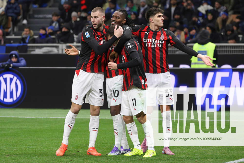 FC Inter vs AC Milan Italy, Milan, 2025 11 23: Strahinja Pavlovic, Rafael Leao, Davide Bartesaghi, Christian Pulisic (AC Milan) scores and celebrates the 1-0 goal at 54 during soccer game FC Inter vs AC Milan, Serie A Enilive 2025-2026 day 12 at San Siro Stadium Milan Lombardy Italy