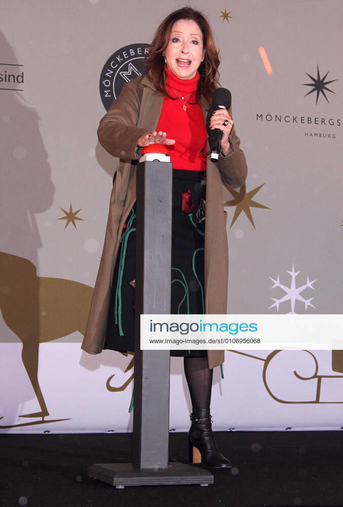 Vicky Leandros, the singer at the start of the Christmas illumination in the shopping mile Mönckebergstraße on 19 11 2020 in Hamburg Vicky Leandros at the start of the Christmas illumination in the Hamburg city centre