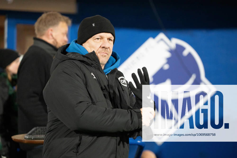 Randers FC v Odense BK, 3F Superliga football, Randers, Denmark Randers, Denmark. 24th, November 2025. Head coach Alexander Zorniger of Odense BK seen at the 3F Superliga match between Randers FC and Odense BK at Cepheus Park in Randers. Danmark, Randers