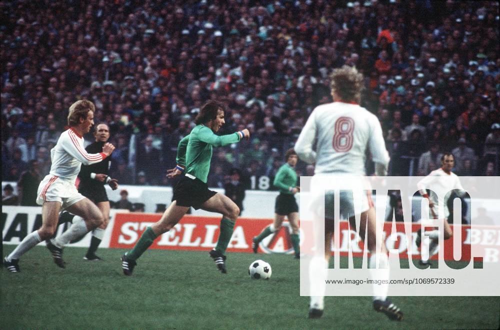 Bathenay dominique FOOT COUPE DEUROPE DES CLUBS CHAMPIONS 1976 ST ETIENNE BAYERN MUNICH 0 1 GLASGOW Ecosse 12 05 1976 MAG 814 FF 02 03 1993 parution livre france soccer verts 76 page 68 L 21 08 2020 L 08 05 2025 GLASGOW GermanyxJapanxUKxFrancexBelgiumxOUT