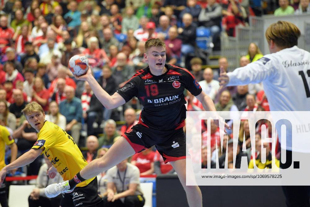 Reynir Thor Stefansson MT Melsungen 19 on throw Karl Joensson HF Karlskrona 22 , Melvin Hildingsson Goalkeeper, Goalkeeper HF Karlskrona 12 R , GER, MT Melsungen HF Karlskrona SWE l, Handball, EHF European League Maenner, Group Matches, Saison 2025 2026, 25 11 2025, GER, MT Melsungen HF Karlskrona, Handball, EHF Maenner, Group Matches, Saison 2025 2026, 25 11 2025 Kassel