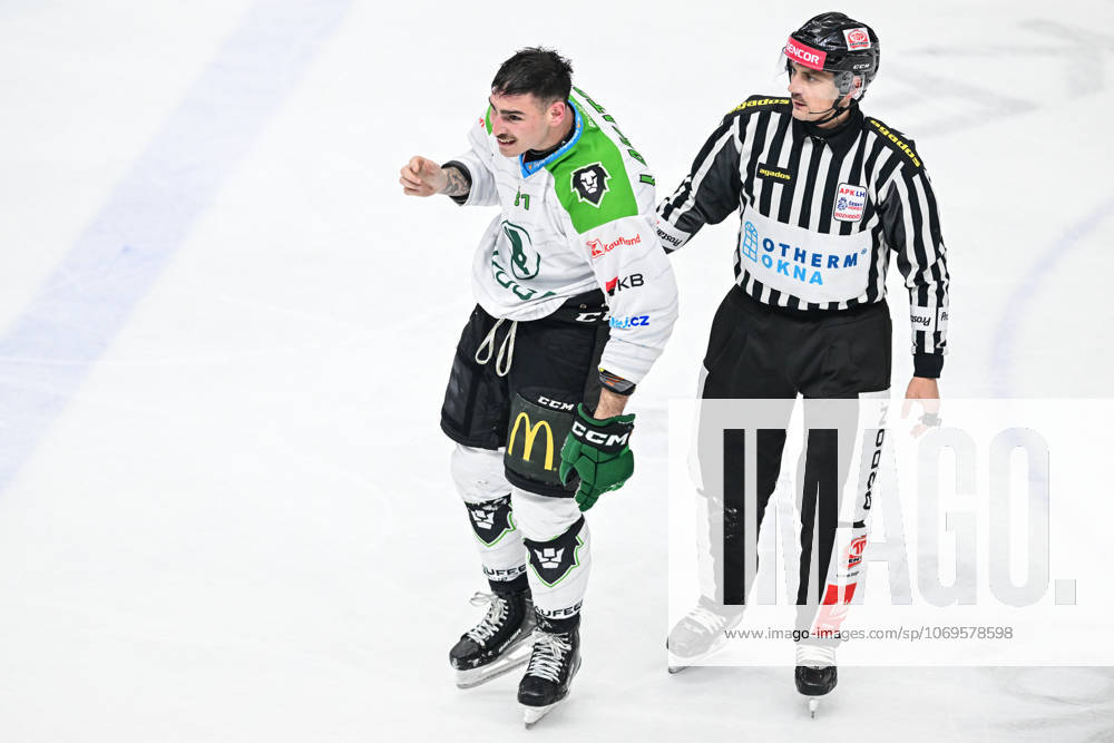 Utkani 26. kola hokejove extraligy: Mountfield Hradec Kralove - BK Mlada Boleslav, 25. listopadu 2025, Hradec Kralove. Dominik Lakatos z Mlade Boleslavi odjizdi po bitce na trestnou lavici. (CTKxPhoto DavidxTanecek) CTKPhotoP2025112506881 CTKPhotoP2025112506881