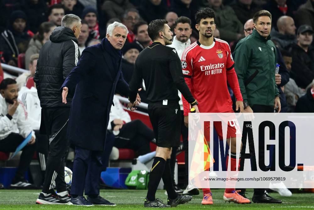 AMSTERDAM - Benfica coach José Mourinho during the Champions League match between AFC Ajax and Benfica at the Johan Cruijff ArenA on November 25, 2025, in Amsterdam, Netherlands. ANP OLAF KRAAK UEFA Champions League Matchday 5 2025-2026 ANPxSportx IVx 543058420 originalFilename: 543058420
