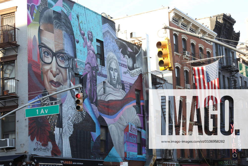 IMAGO ICONS: Ruth Bader Ginsburg Berühmte Feministinnen, Ruth Bader Ginsburg November 20, 2020, New York, New York, USA: A view of street artist Elle s in-progress three-story memorial mural of former Supreme Court Justice RUTH BADER GINSBURG, seen in the East Village. The East 11th Street and 1st Avenue location is site of the former Shepard Fairey mural Rise Above which underwent damage from a broken pipe and exposure. New York USA - ZUMAk03_ 20201120_zaf_k03_031