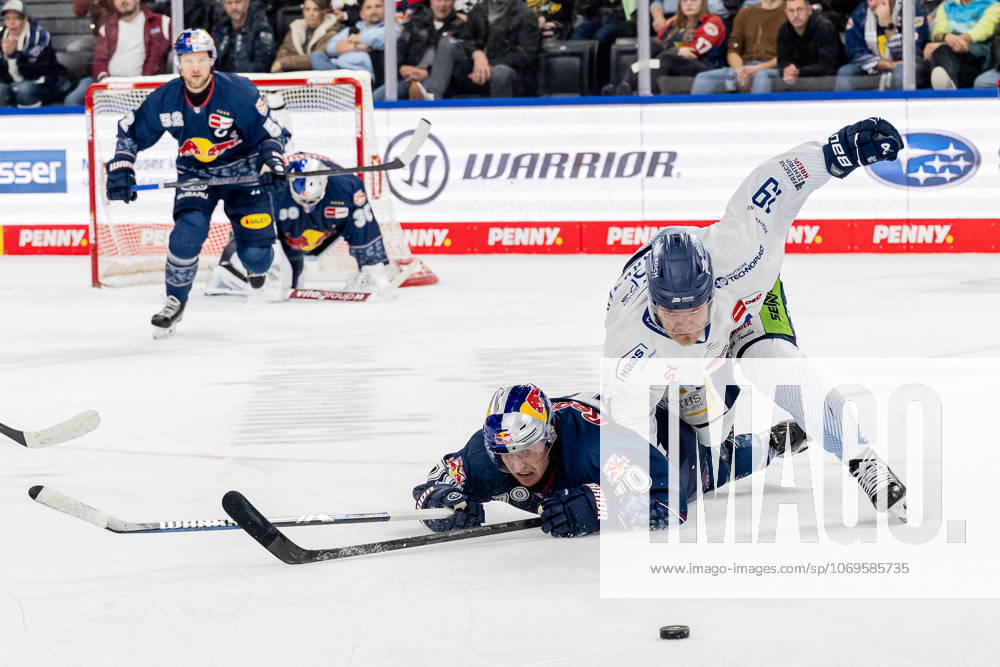 Fight for the puck duel between Maximilian Daubner EHC Red Bull Muenchen, 70 and Tim Brunnhuber Straubing Tigers, 19 GER, EHC Red Bull Muenchen vs Straubing Tigers, Ice Hockey, DEL, 22 Matchday, Season 2025 2026, 25 11 2025 GER, EHC Red Bull Muenchen vs Straubing Tigers, Ice Hockey, DEL, 22 Matchday, Season 2025 2026, 25 11 2025 Muenchen