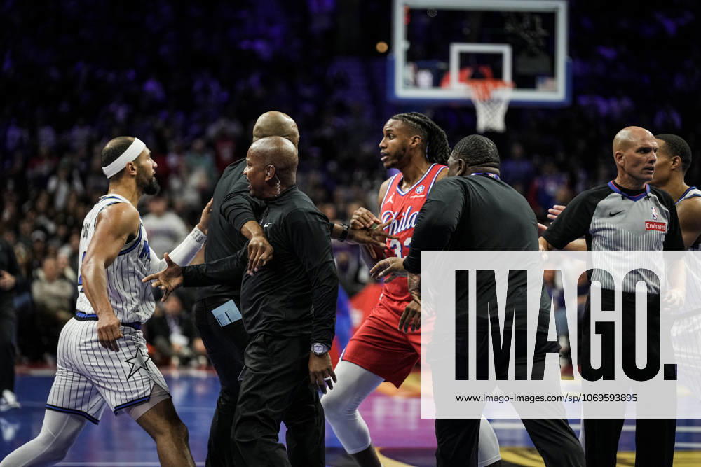 Philadelphia 76ers v Orlando Magic PHILADELPHIA, UNITED STATES - NOVEMBER 25: Jabari Walker (33) of the Philadelphia 76ers gets into an altercation with Jalen Suggs (4) of the Orlando Magic during the 2025-26 Emirates NBA, Basketball Herren, USA Cup game between the Orlando Magic and Philadelphia 76ers at Xfinity Mobile Arena on November 25, 2025 in Philadelphia, United States. Wolfgang Schwan Anadolu Philadelphia United States. Editorial use only. Please get in touch for any other usage.