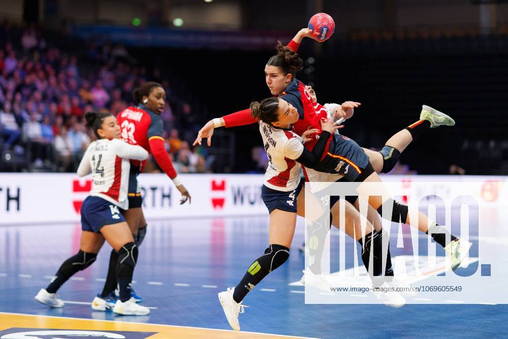 Ester Bosch Somaza Spain in duel with Fernanda Insfran Mora Paraguay , Spain vs Paraguay, Handball, IHF Womens Handball World Championship, Matchday 01, 26 11 2025 Spain vs Paraguay, Handball, IHF Womens Handball World Championship, Matchday 01