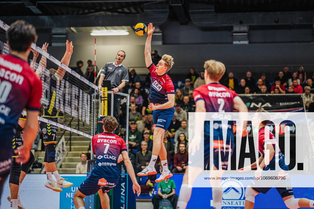 Volleyball Men ZOI DVV Cup 2025 26 Quarter-final HELIOS GRIZZLYS Giesen vs SVG Lüneburg 26 11 2025 Axel Enlund 17 SVG Lüneburg against the block of Yannik Ahr 7 Helios Grizzlys Giesen