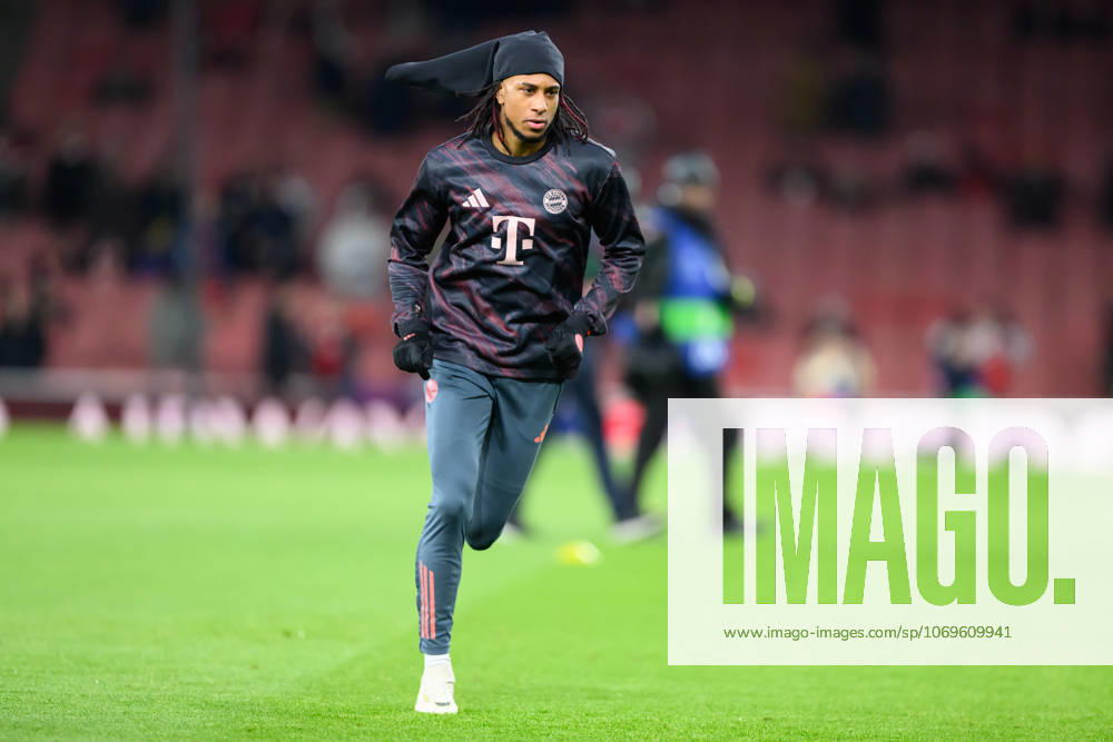 Arsenal v Bayern Munich Champions League 26 11 2025. Bayern Munich forward Michael Olise (17) warming up prior to the Champions League match between Arsenal and Bayern Munich at the Emirates Stadium, London, England on 26 November 2025. London Emirates Stadium Greater London England Editorial use only ,