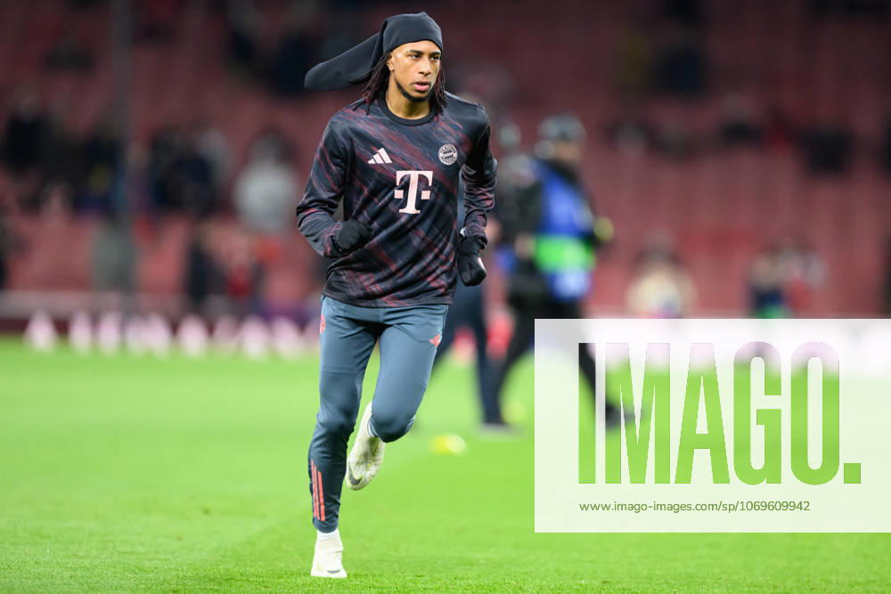 Arsenal v Bayern Munich Champions League 26 11 2025. Bayern Munich forward Michael Olise (17) warming up prior to the Champions League match between Arsenal and Bayern Munich at the Emirates Stadium, London, England on 26 November 2025. London Emirates Stadium Greater London England Editorial use only ,