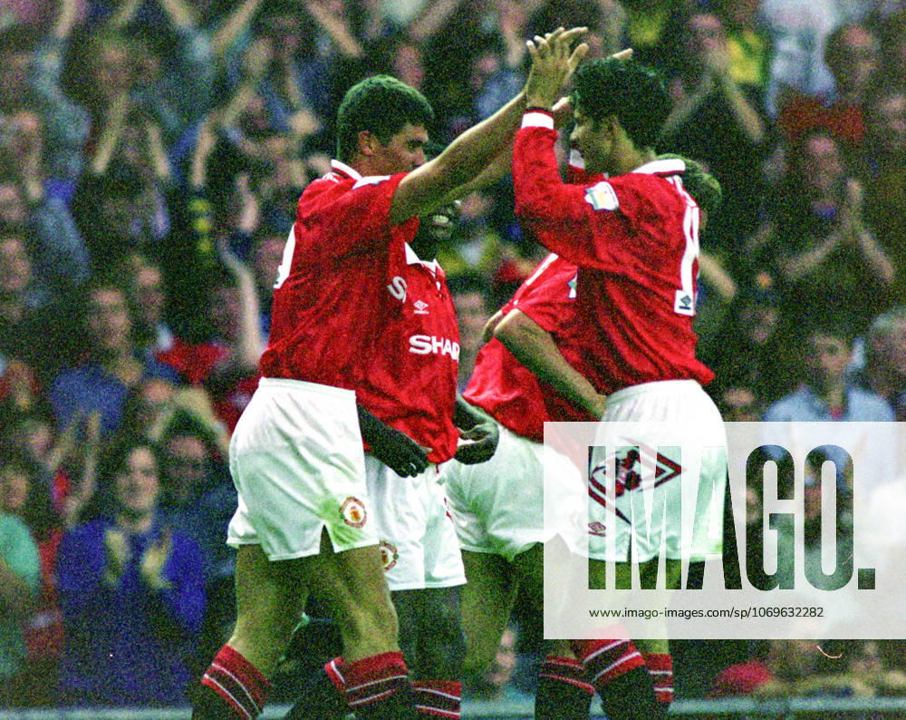 Football, Premier League 1993 1994, Manchester United Sheffield United Goalscorer Roy Keane left of Manchester United is congratulated by Ryan Giggs Photo BILDBYRAN D165 01 D165 01 scanx football fotboll soccer Premier League Manchester United Sheffield United england season 1993 1994 1993 94 1993 94 1993 94 1993 august 18 bbeng dia