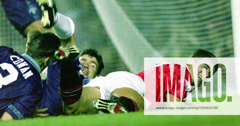 Football, Premier League 1993 1994, Manchester United Sheffield United Roy Keane of Manchester United reacts after being brought down Photo BILDBYRAN D165 01 D165 01 scanx football fotboll soccer Premier League Manchester United Sheffield United england season 1993 1994 1993 94 1993 94 1993 august 18 bbeng dia