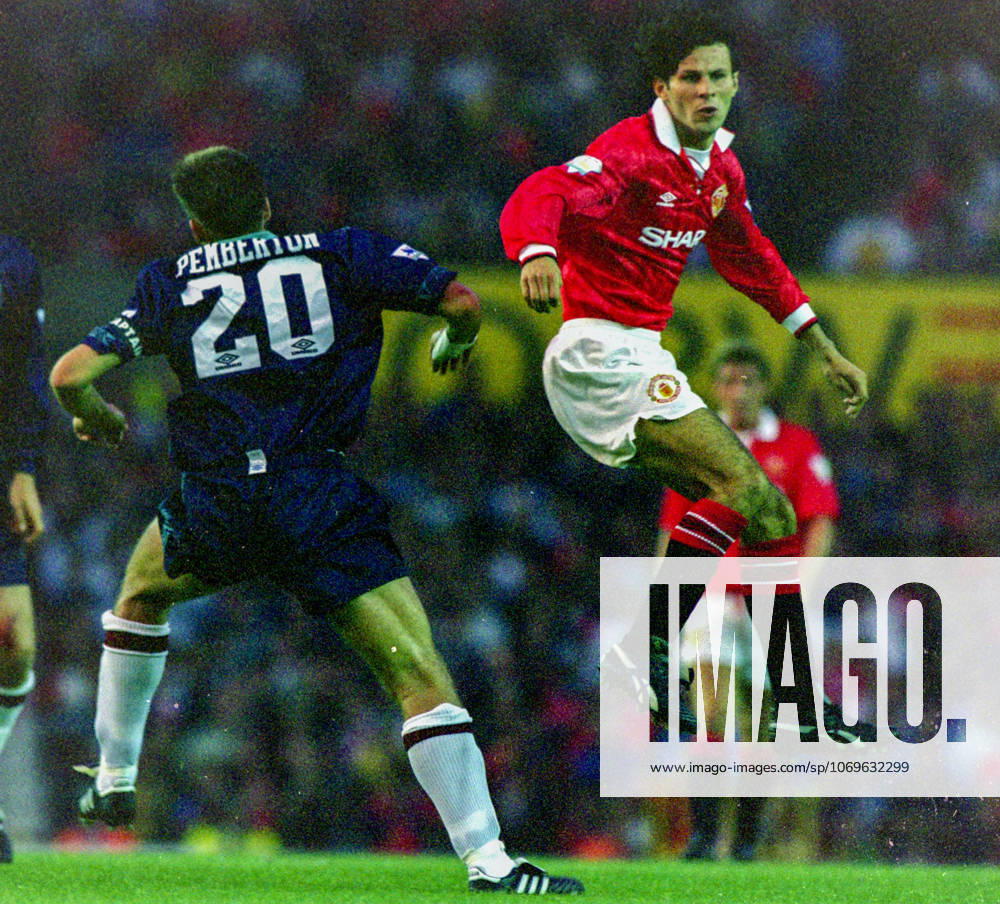 Football, Premier League 1993 1994, Manchester United Sheffield United Ryan Giggs of Manchester United against John Pemberton of Sheffield United Photo BILDBYRAN D165 01 D165 01 scanx football fotboll soccer Premier League Manchester United Sheffield United england season 1993 1994 1993 94 1993 94 1993 94 1993 august 18 bbeng dia
