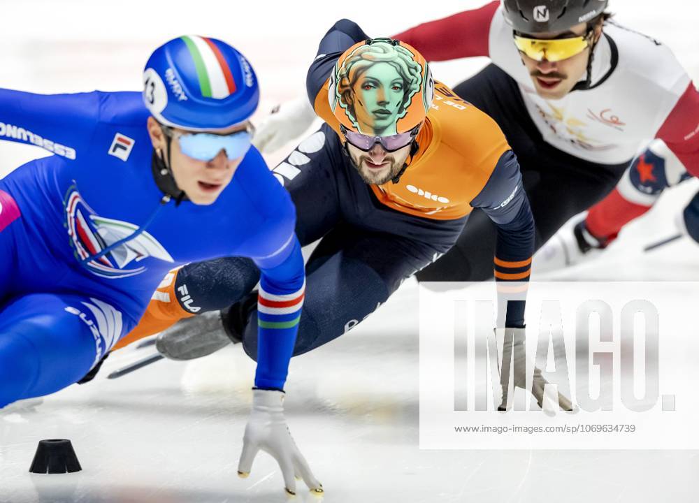 DORDRECHT - Itzhak de Laat (NED) in action during qualifying on day 1 for the fourth ISU World Tour short track Speed skating, Eisschnelllauf competition of the season. The competition is the qualifying tournament for the Olympic Games, Olympische Spiele, Olympia, OS ANP ROBIN VAN LONKHUIJSEN ANPxSportx IVx 543224124 originalFilename: 543224124