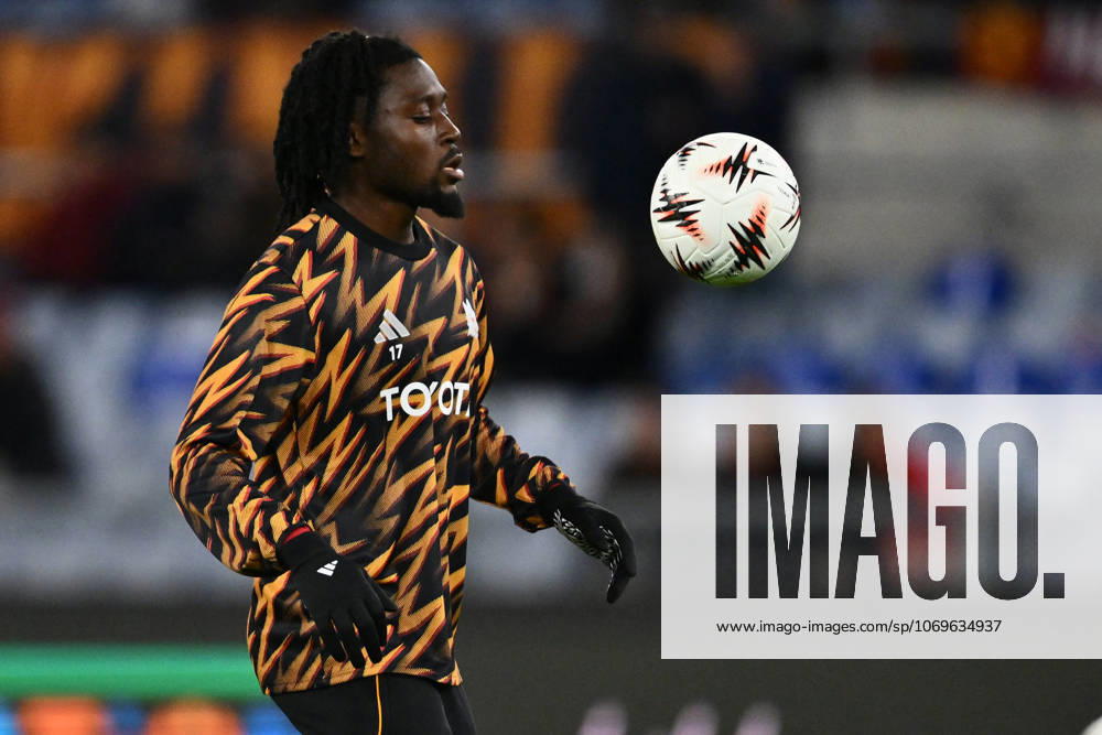 CALCIO - UEFA Europa League - AS Roma vs FC Midtjylland Manu Kone of A.S. Roma warm up prior the match during the UEFA Europa League phase day 5 football match between between A.S. Roma and F.C. Midtjylland at the Olympic Stadium on November 27, 2025 in Rome, Italy. Rome Italy