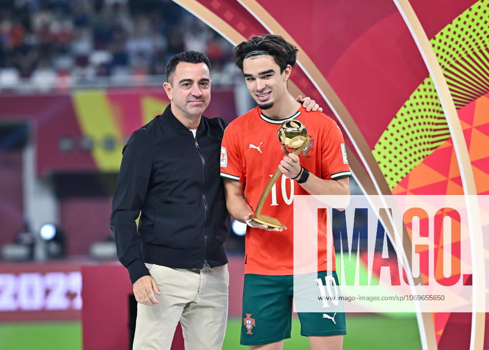 Football, Junior U 17 World Cup 2025 Doha Qatar Final 27 11 2025 Portugal 1 0 Austria Mateus Mide right, Portugal with the Adidas Golden Ball for best player of the U 17 World Cup, Xavi Hernandez left, Spain