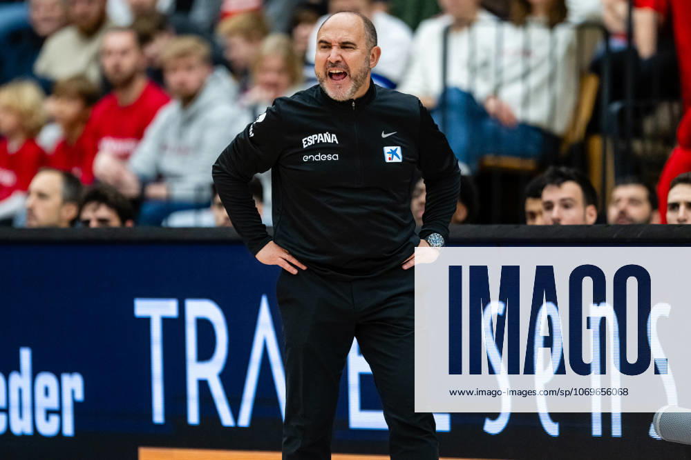 Denmark v Spain, FIBA World Cup 2027 European Qualifiers, Farum, Denmark Farum, Denmark. 27th, November 2025. Head coach Chus Mateo of Spain seen during the FIBA World Cup 2027 European qualifier between Denmark and Spain at Farum Arena in Farum.