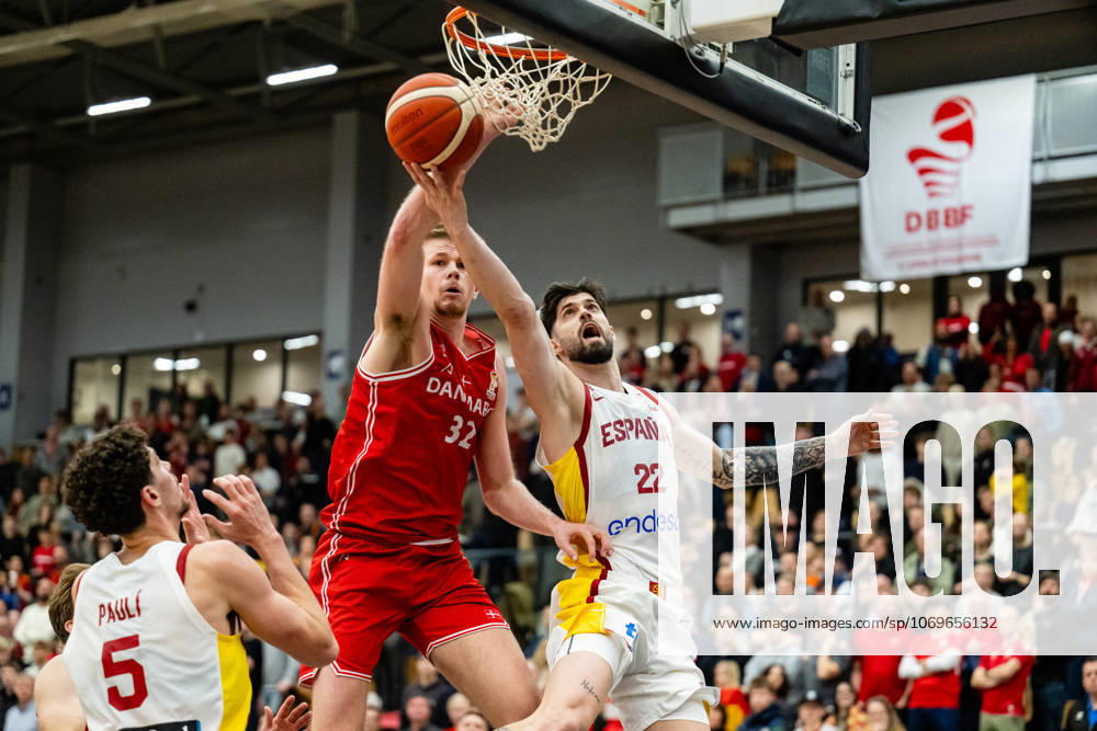 Denmark v Spain, FIBA World Cup 2027 European Qualifiers, Farum, Denmark Farum, Denmark. 27th, November 2025. Santi Yusta (22) of Spain and Dane Erikstrup (32) of Denmark seen during the FIBA World Cup 2027 European qualifier between Denmark and Spain at Farum Arena in Farum.