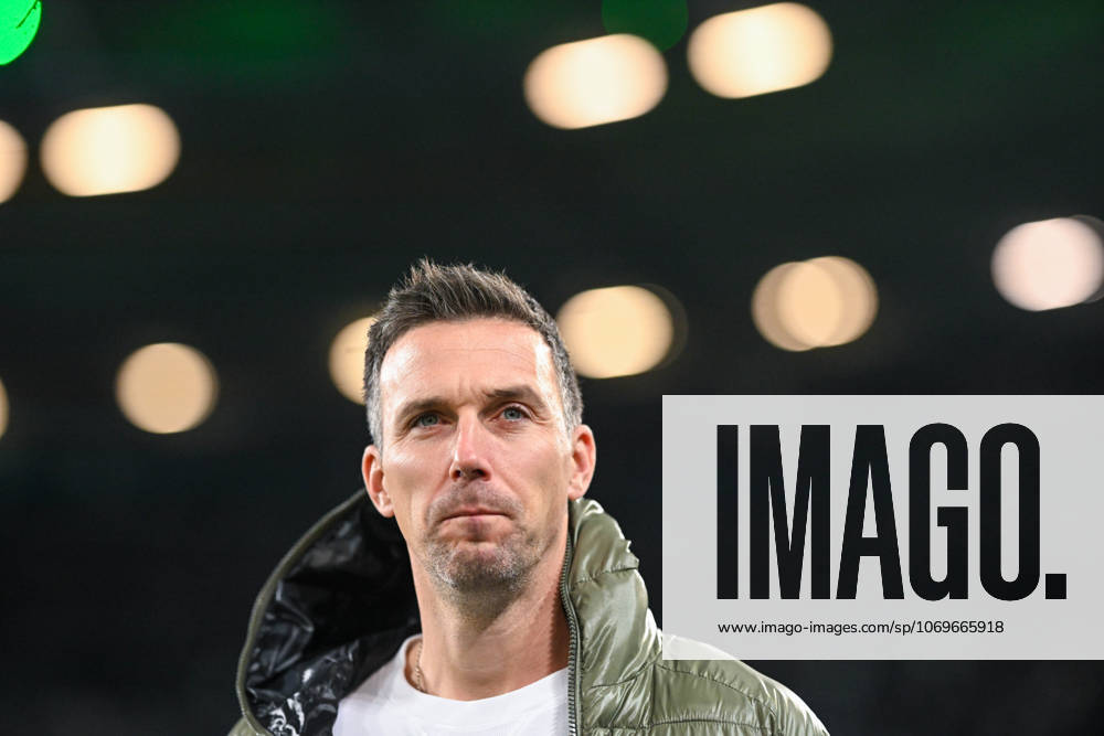 2 Bundesliga Hannover 96 Karlsruher SC on 28 11 2025 at the HDI Arena in Hannover Coach Christian Eichner Karlsruhe dissatisfied, disappointed, disappointed, dejected MT