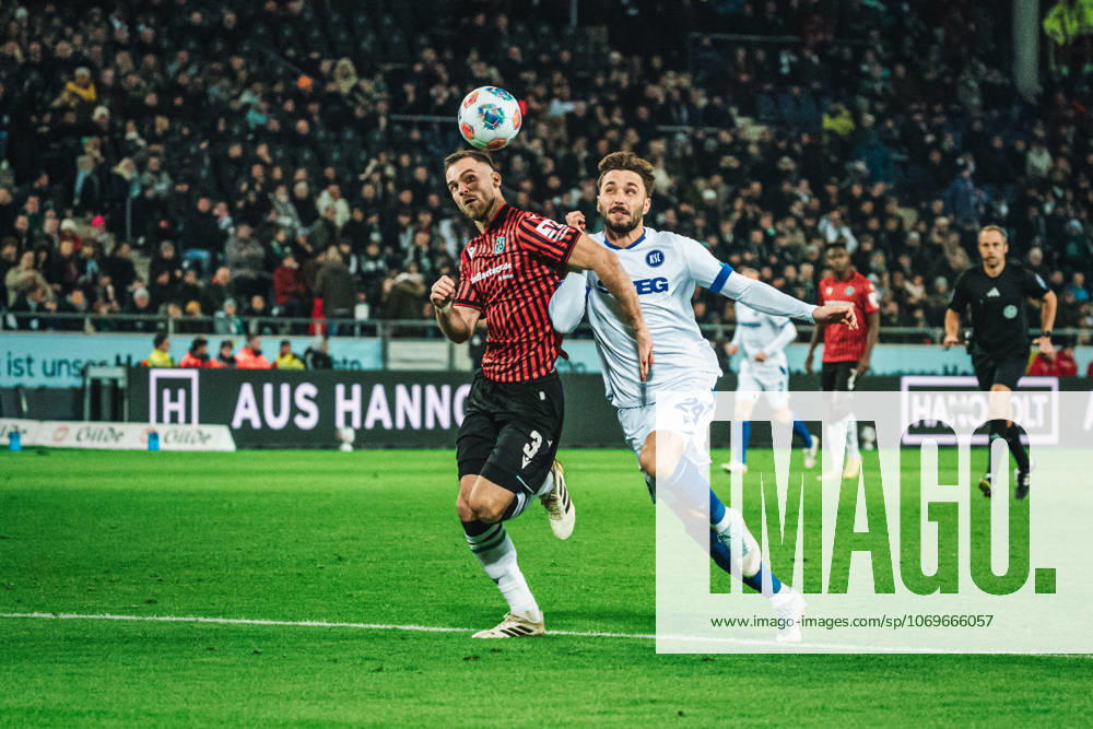 2 Bundesliga Hannover 96 vs Karlsruher SC, 28 11 2025 Boris Tomiak Hannover 96, 3 vs Fabian Schleusener Karlsruher SC, 24 Soccer, 2 Bundesliga, Matchday 14 Hannover 96 vs Karlsruher SC on 28 11 2025 at Heinz von Heiden Arena, Hannover DFL REGULATIONS PROHIBIT ANY USE OF PHOTOGRAPHS AS IMAGE SEQUENCES AND OR QUASI VIDEO