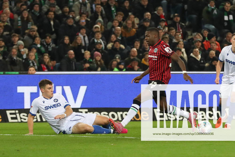 Fußball 2 Bundesliga Hannover 96 Karlsruher SC, v l Marcel Beifus Karlsruhe, 4 , Noel Aseko Hannover, 15 Zweikampf, Duell, Kampf, tackle Hannover