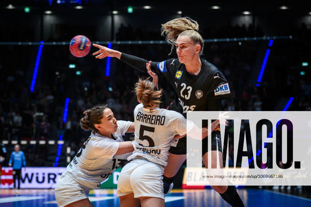 Annika Lott Germany, 23 vs Maite Pessina Portos Uruguay, 13 , left and Camila Barreiro Guerra Uruguay, 05 , right GER, Uruguay Germany, World Handball Championship, Preliminary Round, Group C, 28 11 2025 GER, Uruguay Germany, World Handball Championship, Preliminary Round, Group C, 28 11 2025 Stuttgart