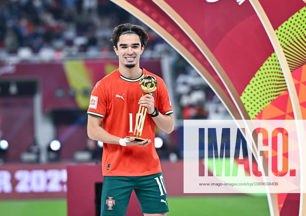 Football, Junior U 17 World Cup 2025 Doha Qatar Final 27 11 2025 Portugal 1 0 Austria Mateus Mide re, Portugal with the Adidas Golden Ball for best player of the U 17 World Cup