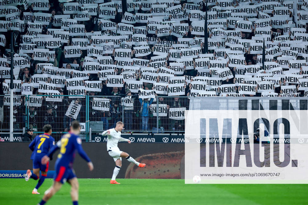Football, Borussia Mönchengladbach RB Leipzig, 1 Soccer Bundesliga, 12 Matchday, Borussia Park, Season 2025 2026 Choreography Choreo Choreography No to the plans of the Conference of Interior Ministers Signs Tribune Protest Protest action DFB regulations prohibit any use of photographs as image sequences and or quasi video North Rhine-Westphalia Germany