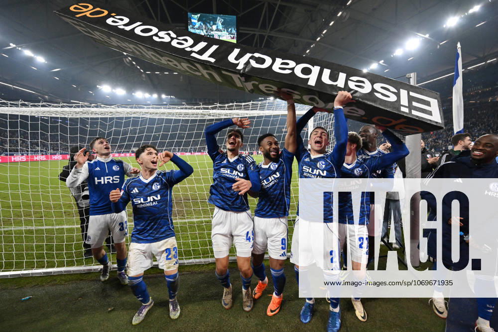 Schalke players celebrate victory 28 11 2025, Soccer 2 Bundesliga, Season 2025 2026, Matchday 14, FC Schalke 04 SC Paderborn DFL regulations prohibit any use of photographs as image sequences and or quasi video Gelsenkirchen Veltins Arena Nordrhein Westfalen Germany Team2