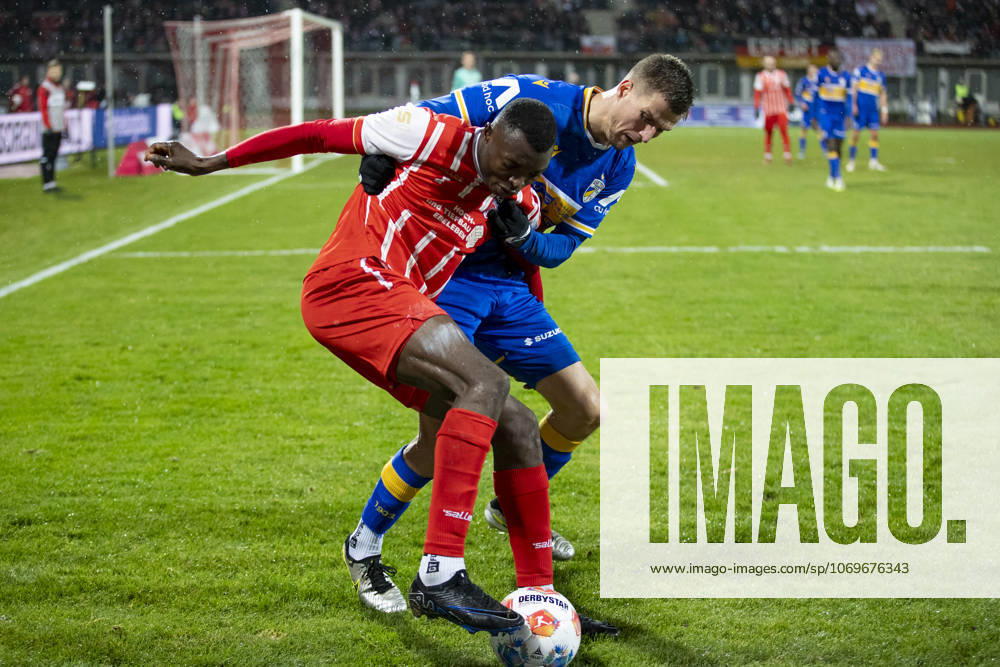 Regionalliga Nordost FC Rot Weiß Erfurt vs FC Carl Zeiss Jena Erfurt 28 11 2025 Obed Chidindu Ugondu 13 FC Rot Weiß Erfurt vs Moritz Fritz 23 FC Carl Zeiss Jena Regionalliga Nordost FC Rot Weiß Erfurt vs FC Carl Zeiss Jena Steigerwaldstadion Erfurt 28 11 2025
