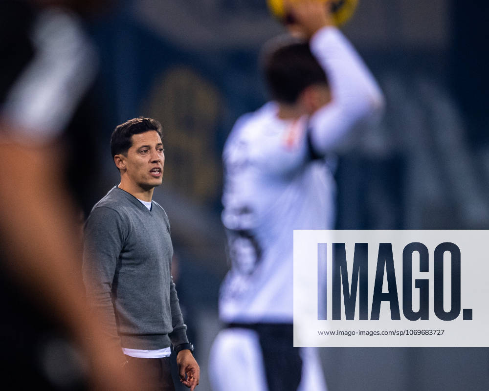 GUIMARAES, PORTUGAL - NOVEMBER 28: LUIS PINTO head coach of Vitoria SC seen reacting during the Liga Portugal Betclic match between Vitoria SC and AFS at Estadio Dom Afonso Henriques on November 28, 2025 in Guimaraes, Portugal. Guimaraes Portugal - ZUMAl192 20251128_zsp_l192_048