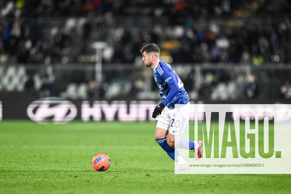 Martin Baturina of Calcio Como in action during the Italian Serie A football match between Calcio Como and Cagliari Calcio on November 8th 2025 at the Giuseppe Senigallia stadium in Como, Italy