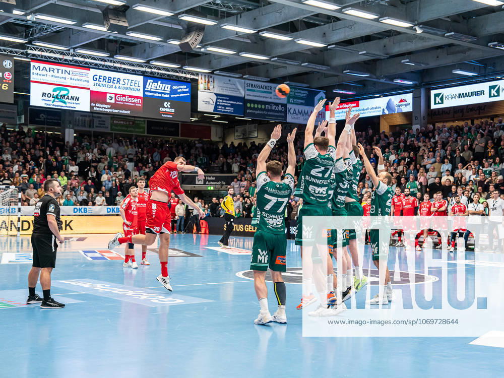 Uladzislau Kulesh MT Melsungen, 20 tries his luck with a free throw at the end of the game, Frisch Auf Goeppingen vs MT Melsungen, Handball, 1 Bundesliga, Men, Season 2025 2026, 29 11 2025, Frisch Auf Goeppingen vs MT Melsungen, Handball, 1 Bundesliga, Men, Season 2025 2026, 29 11 2025 Goeppingen