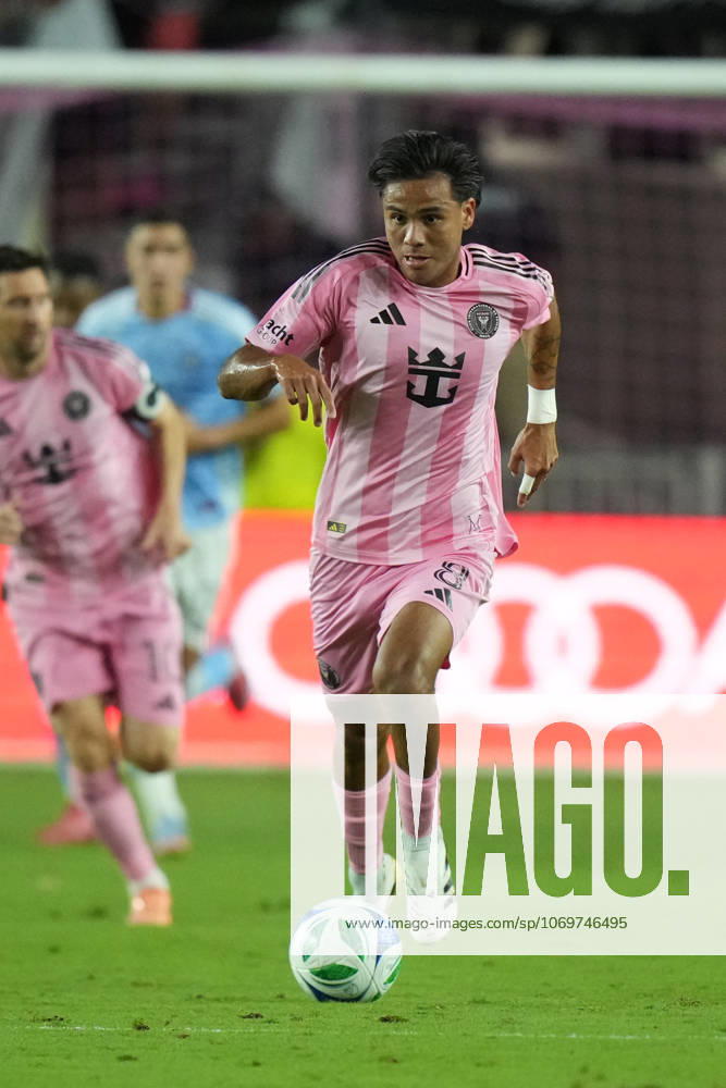FT. LAUDERDALE, FL - NOVEMBER 29: Inter Miami midfielder Telasco Segovia (8) attacks with the ball during the MLS, Fussball Herren, USA Eastern Conference finals between New York FC and Inter Miami CF on Saturday, November 29, 2025 at Chase Stadium in Fort Lauderdale, FL (Photo by Peter Joneleit Icon Sportswire) SOCCER: NOV 29 MLS Cup Playoffs Inter Miami CF vs NYC FC Icon251129066