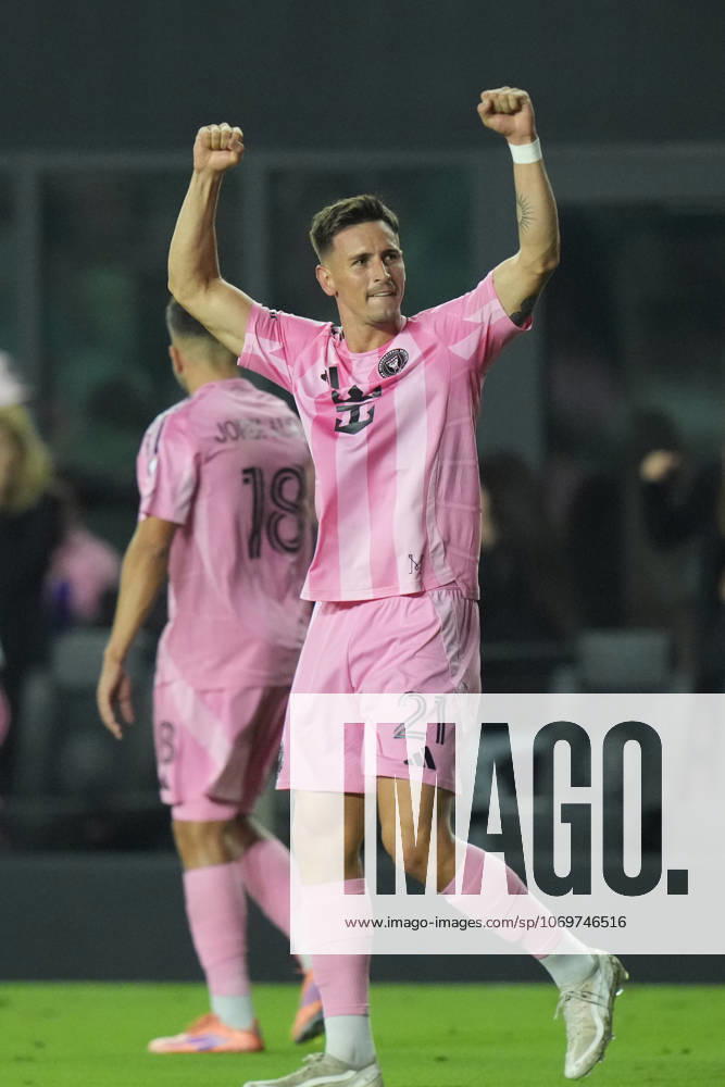FT. LAUDERDALE, FL - NOVEMBER 29: Inter Miami forward Tadeo Allende (21) celebrates after his second goal of the first half during the MLS, Fussball Herren, USA Eastern Conference finals between New York FC and Inter Miami CF on Saturday, November 29, 2025 at Chase Stadium in Fort Lauderdale, FL (Photo by Peter Joneleit Icon Sportswire) SOCCER: NOV 29 MLS Cup Playoffs Inter Miami CF vs NYC FC Icon251129041