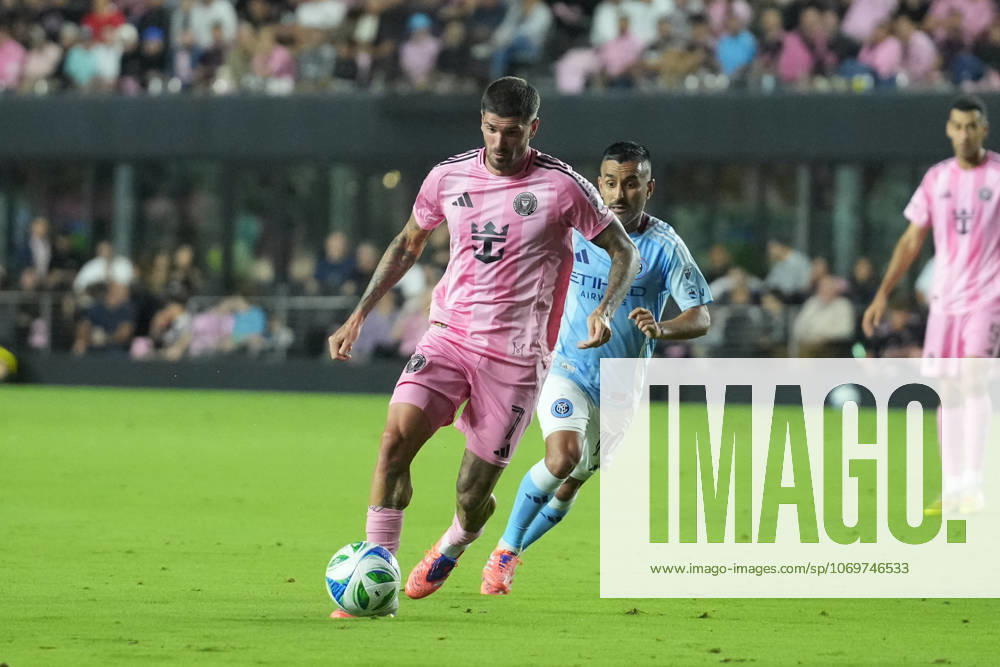 FT. LAUDERDALE, FL - NOVEMBER 29: Inter Miami midfielder Rodrigo de Paul (7) attacks with the ball in the first half during the MLS, Fussball Herren, USA Eastern Conference finals between New York FC and Inter Miami CF on Saturday, November 29, 2025 at Chase Stadium in Fort Lauderdale, FL (Photo by Peter Joneleit Icon Sportswire) SOCCER: NOV 29 MLS Cup Playoffs Inter Miami CF vs NYC FC Icon251129052