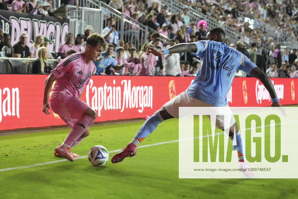FT. LAUDERDALE, FL - NOVEMBER 29: Inter Miami forward Mateo Silvetti (24) and New York City defender Tayvon Gray (24) battle for the ball during the MLS, Fussball Herren, USA Eastern Conference finals between New York FC and Inter Miami CF on Saturday, November 29, 2025 at Chase Stadium in Fort Lauderdale, FL (Photo by Peter Joneleit Icon Sportswire) SOCCER: NOV 29 MLS Cup Playoffs Inter Miami CF vs NYC FC Icon251129053
