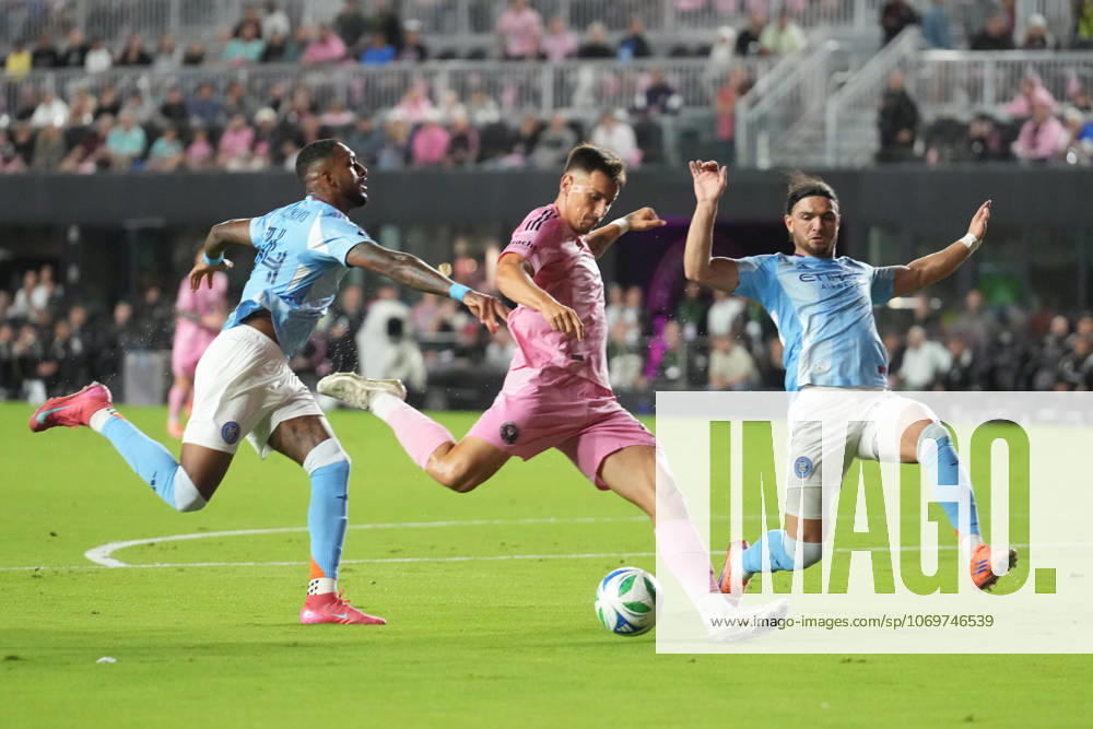 FT. LAUDERDALE, FL - NOVEMBER 29: Inter Miami forward Tadeo Allende (21) shoots and cores his first goal of the first half during the MLS, Fussball Herren, USA Eastern Conference finals between New York FC and Inter Miami CF on Saturday, November 29, 2025 at Chase Stadium in Fort Lauderdale, FL (Photo by Peter Joneleit Icon Sportswire) SOCCER: NOV 29 MLS Cup Playoffs Inter Miami CF vs NYC FC Icon251129055