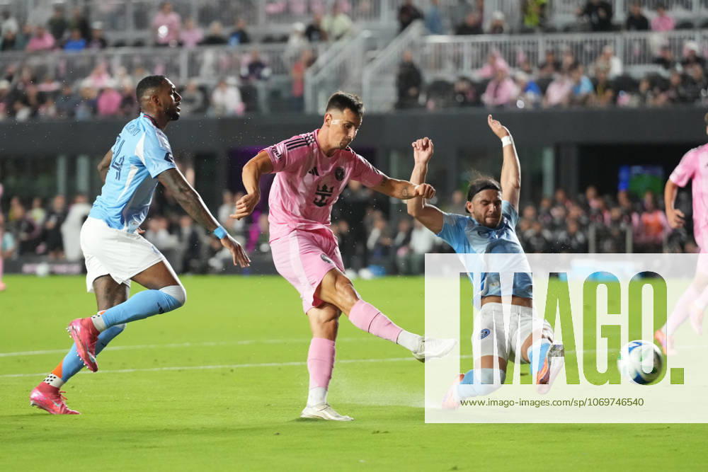 FT. LAUDERDALE, FL - NOVEMBER 29: Inter Miami forward Tadeo Allende (21) shoots and cores his first goal of the first half during the MLS, Fussball Herren, USA Eastern Conference finals between New York FC and Inter Miami CF on Saturday, November 29, 2025 at Chase Stadium in Fort Lauderdale, FL (Photo by Peter Joneleit Icon Sportswire) SOCCER: NOV 29 MLS Cup Playoffs Inter Miami CF vs NYC FC Icon251129056