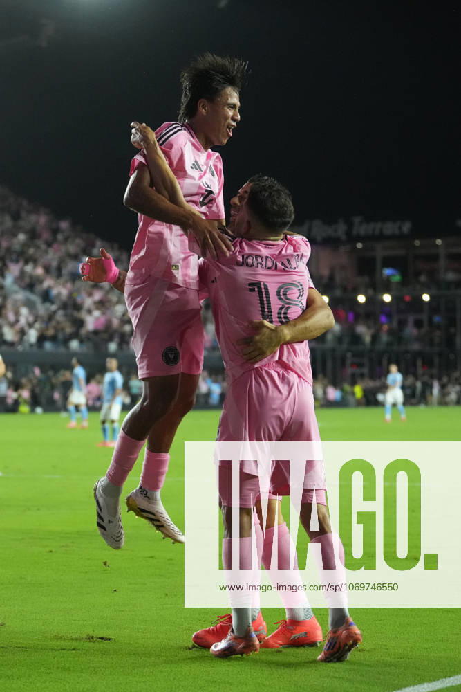 FT. LAUDERDALE, FL - NOVEMBER 29: Inter Miami midfielder Telasco Segovia (8) leaps in celebration after his goal during the MLS, Fussball Herren, USA Eastern Conference finals between New York FC and Inter Miami CF on Saturday, November 29, 2025 at Chase Stadium in Fort Lauderdale, FL (Photo by Peter Joneleit Icon Sportswire) SOCCER: NOV 29 MLS Cup Playoffs Inter Miami CF vs NYC FC Icon251129062