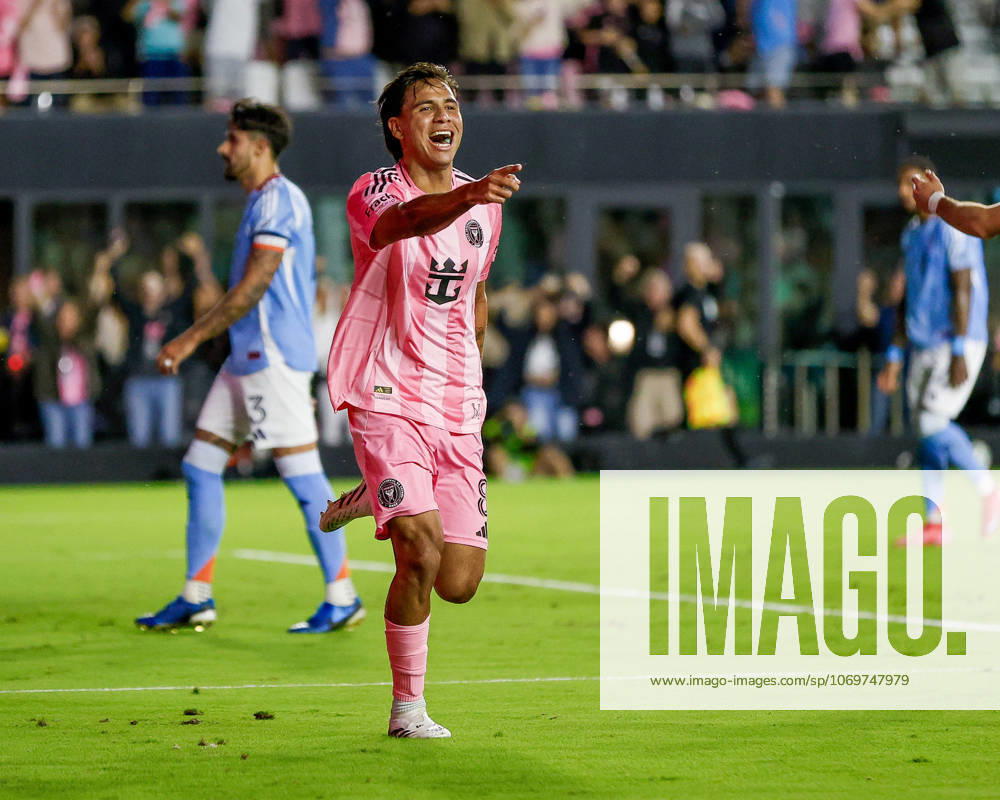 FT. LAUDERDALE, FL - NOVEMBER 29: Inter Miami midfielder Telasco Segovia (8) celebrates his goal in the second half during the MLS, Fussball Herren, USA Eastern Conference finals match between Inter Miami CF and New York City FC at Chase Stadium on November 29, 2025 in Fort Lauderdale, Florida. (Photo by Chris Arjoon Icon Sportswire) SOCCER: NOV 29 MLS Cup Playoffs Inter Miami CF vs NYC FC Icon25112900122