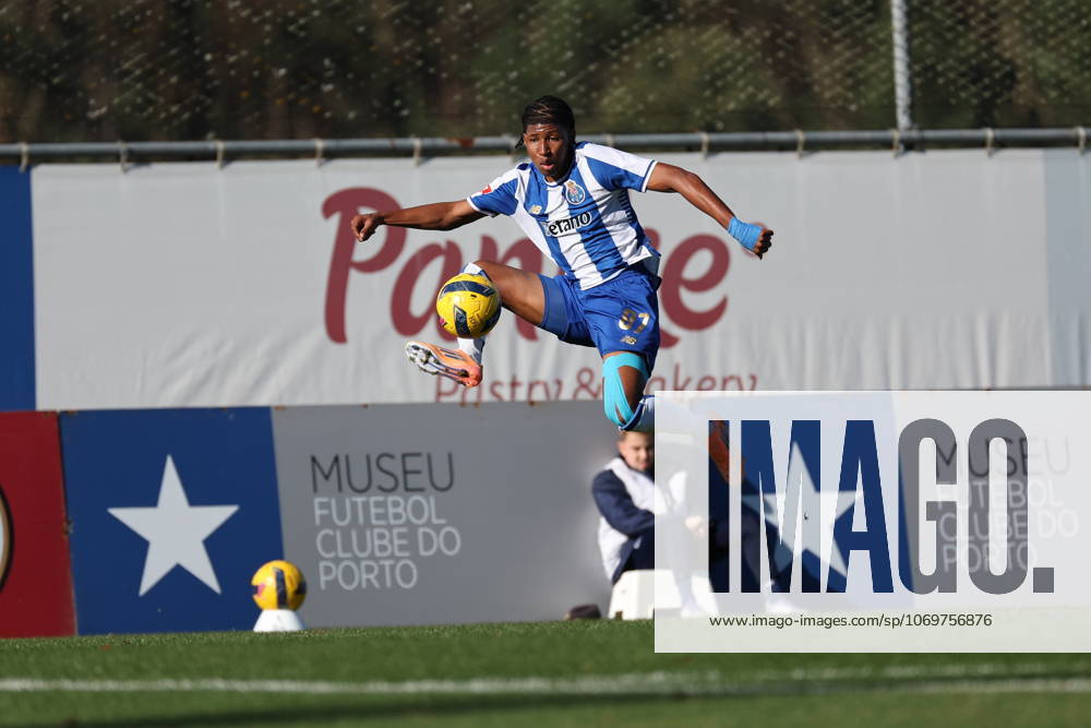 Brayan Caicedo ( FC Porto ) in action during the match between FC Porto B and Lusitania de Lourosa, valid for Liga Portugal 2 Meu Super 2025 2026 at Estadio Luis Filipe Menezes on 30 November 2025. Porto Estadio Luis Filipe Menezes Vila Nova de Gaia Portugal
