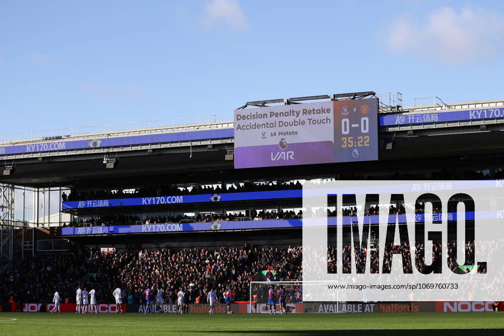 Crystal Palace gegen Manchester United 30. November 2025, London Premier League Fußball Crystal Palace gegen Manchester United VAR entscheidet auf Wiederholung eines Elfmeters wegen einer Doppelberührung von Jean Philippe Mateta von Crystal Palace Foto Jacques Feeney Abseits London UK
