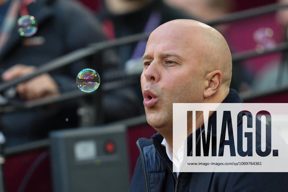 Liverpool manager Arne Slot blows a bubble during the Premier League match between West Ham United and Liverpool at London Stadium in London, England (Photo by Alexander Canillas Sports Press Photo)