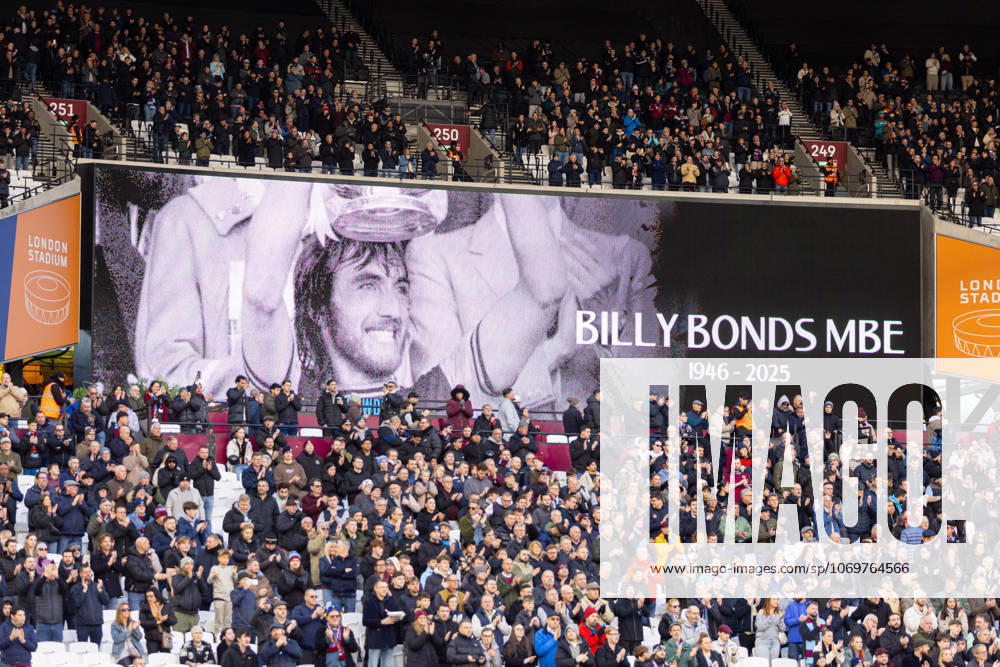 Football - FA Premier League - West Ham United FC v Liverpool FC LONDON, ENGLAND - Sunday, November 30, 2025: A screen with a message in memory for former captain and manager Billy Bonds MBE, who passed away this morning before the FA Premier League match between West Ham United FC and Liverpool FC at the London Stadium. (Photo by David Rawcliffe Propaganda) LONDON London Stadium GREATER LONDON ENGLAND