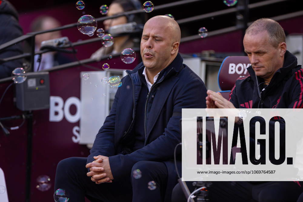 Football - FA Premier League - West Ham United FC v Liverpool FC LONDON, ENGLAND - Sunday, November 30, 2025: Liverpool s head coach Arne Slot blowing bubbles on the bench before the FA Premier League match between West Ham United FC and Liverpool FC at the London Stadium. (Photo by David Rawcliffe Propaganda) LONDON London Stadium GREATER LONDON ENGLAND