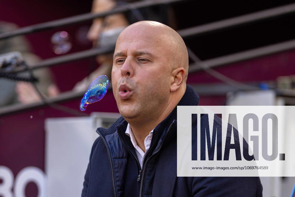 Football - FA Premier League - West Ham United FC v Liverpool FC LONDON, ENGLAND - Sunday, November 30, 2025: Liverpool s head coach Arne Slot blowing bubbles on the bench before the FA Premier League match between West Ham United FC and Liverpool FC at the London Stadium. (Photo by David Rawcliffe Propaganda) LONDON London Stadium GREATER LONDON ENGLAND