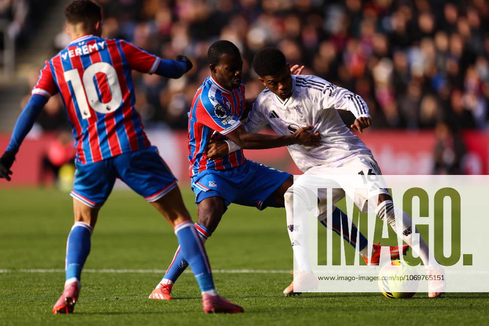 Crystal Palace gegen Manchester United 30. November 2025, London Premier League Fußball Crystal Palace gegen Manchester United Amad Diallo von Manchester United und Tyrick Mitchell von Crystal Palace Foto Jacques Feeney Abseits London UK
