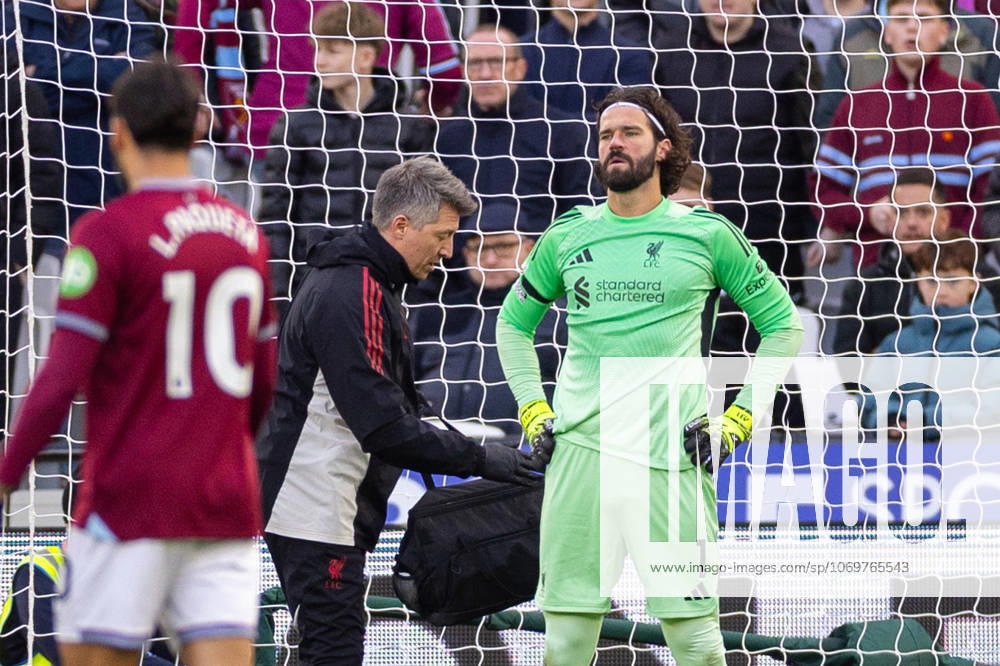 Football - FA Premier League - West Ham United FC v Liverpool FC LONDON, ENGLAND - Sunday, November 30, 2025: Liverpool s goalkeeper Alisson Becker receiving treatment during the FA Premier League match between West Ham United FC and Liverpool FC at the London Stadium. (Photo by David Rawcliffe Propaganda) LONDON London Stadium GREATER LONDON ENGLAND